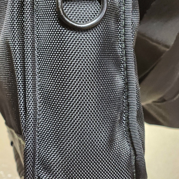 Targus Unofficial Messenger Case fits 16 inch Laptop Colors Black & Green - Picture 10 of 15